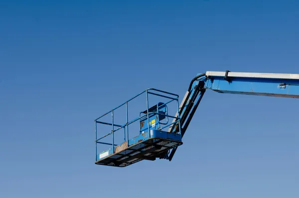 old-rusty-telescopic-boom-lift-blue-sky-background-delivered-constraction-site.webp מנוף עם סל הרמה